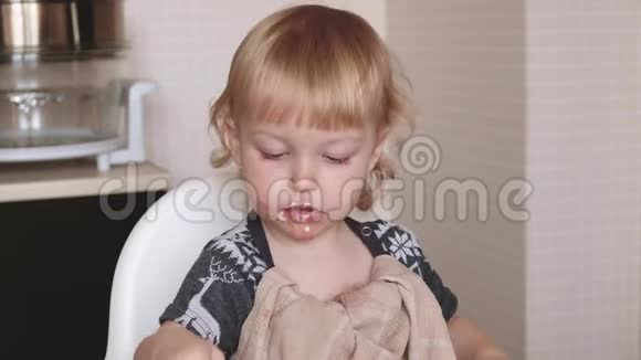 一岁的女婴吃汤孩子学会自己用勺子吃饭视频的预览图