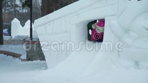 小女孩骑着小冰滑梯视频的预览图