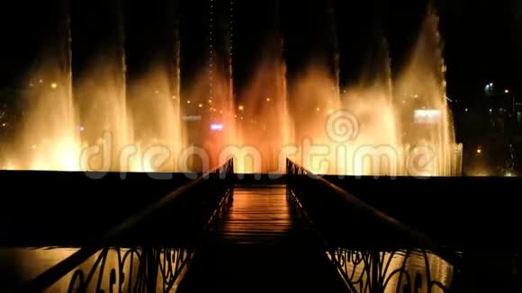 在度假城市里令人惊叹的舞蹈喷泉和夜晚的阵阵水桥上的色彩和音乐反映了这一点视频的预览图