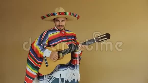 年轻的墨西哥人在国家服装演奏吉他视频的预览图