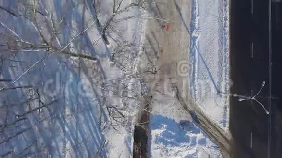 冬季雪地跑道马拉松运动员的空中飞行视频的预览图