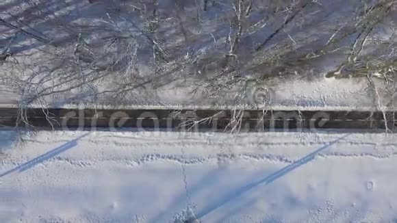 冬季雪堆间的自行车跑道视频的预览图