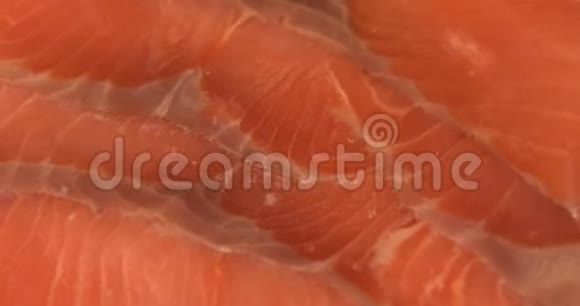 新鲜鲑鱼切片在极端宏观的接近视频的预览图