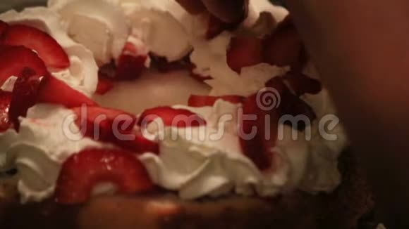 蛋糕上的奶油浆果视频的预览图