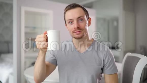 这杯茶真的很好有趣的男人竖起大拇指视频的预览图