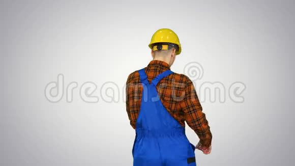 在渐变背景下跳舞的头盔施工工人视频的预览图