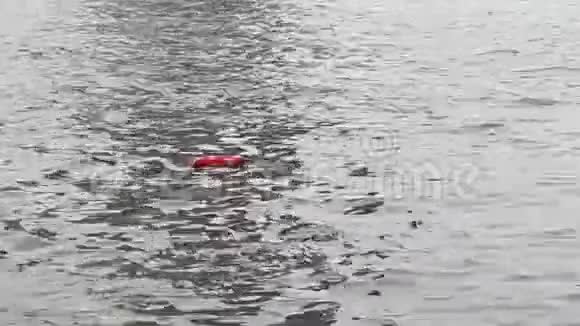 救生圈为救生员漂浮在河中的人没有适当地消除就会造成污染视频的预览图