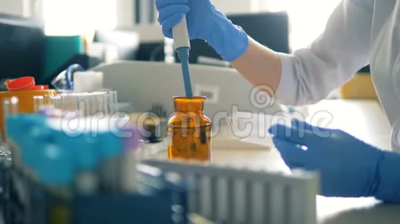 医用调色板上装满了瓶中的液体物质试管视频的预览图