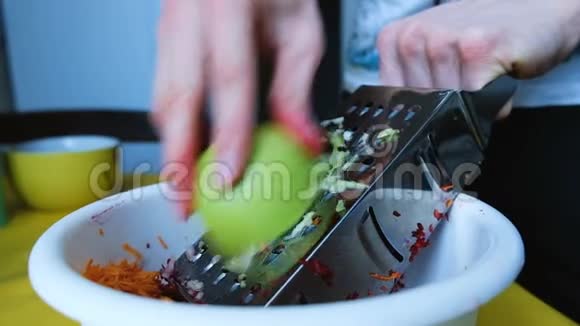 男人在烤架上揉着苹果在家准备蔬菜沙拉动作缓慢视频的预览图