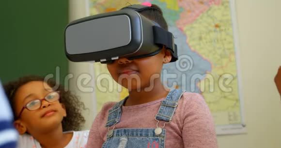 4k教室使用虚拟现实耳机的非裔美国女学生视频的预览图