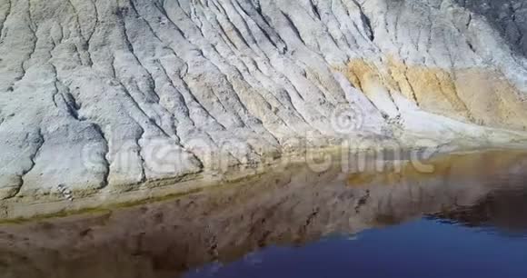 镜头显示坑内蓝湖被风吹倒视频的预览图