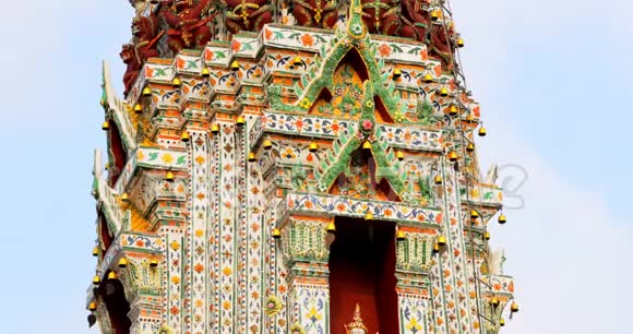 在泰国曼谷著名的佛教寺庙WatArun塔上响起钟声视频的预览图