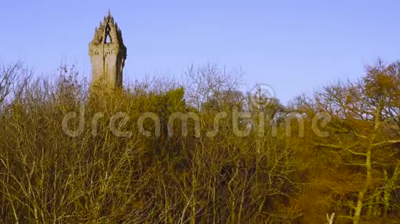 国家华莱士纪念碑是一座塔矗立在克雷格修道院的肩膀上山顶俯瞰苏格兰的斯特林视频的预览图