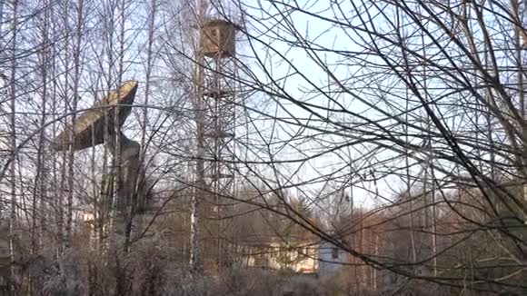 在森林中央的一个老基地有一个大的旧雷达视频的预览图