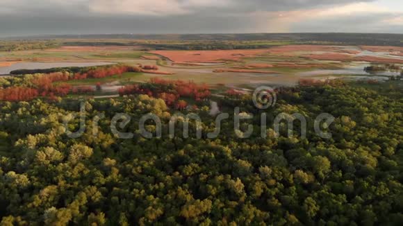 春乡空中景观漫流陆河洪水空中全景乌克兰边界德涅斯特河畔的迪尼斯特视频的预览图