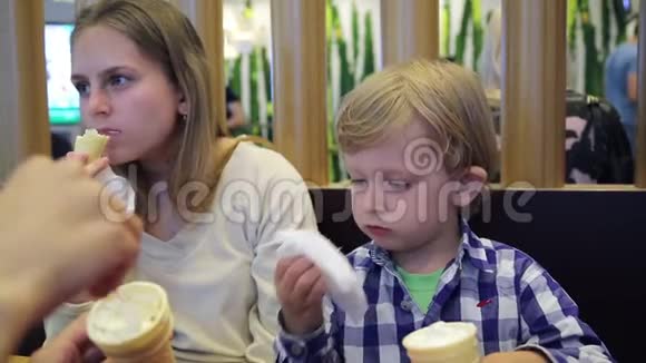 在咖啡馆吃冰淇淋的男孩视频的预览图
