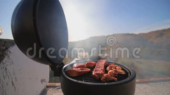 一块块肉鸡排骨火上煎在屋顶上烧烤肉与一个美丽的视频的预览图