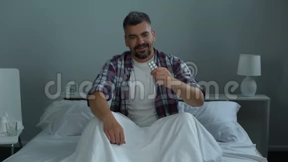 男人躺在床上服用生物活性添加剂感觉自己充满活力视频的预览图