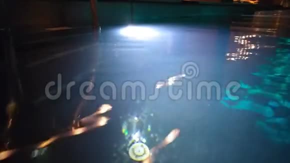 池中一盏灯笼的光视频的预览图