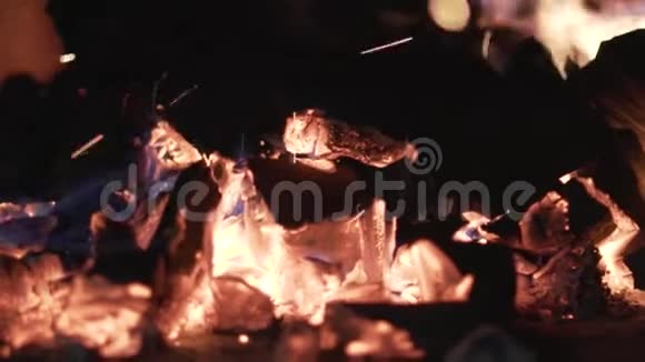 燃烧黑煤的特写行动在大自然中烧烤煤上燃烧小火焰热和热的燃烧视频的预览图