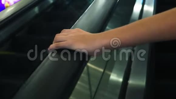 女人的手扶梯扶手上移动4k慢镜头特写视频的预览图