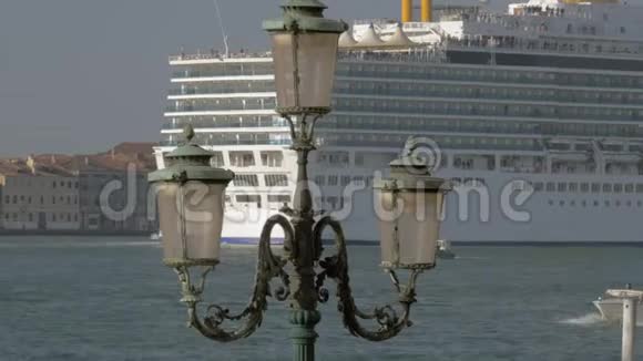 游轮在意大利威尼斯航行提供老式灯笼景观视频的预览图