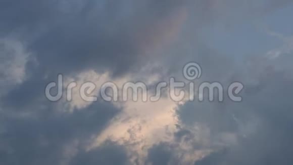 天空中的白雨云时间流逝视频的预览图