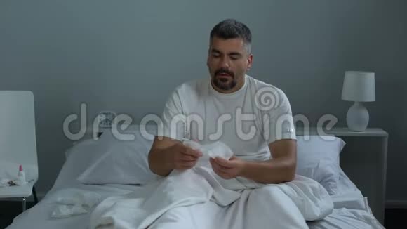 男人有季节性过敏在床上打喷嚏需要抗组胺药保健视频的预览图