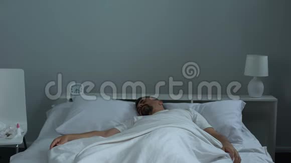 病人躺在床上滴鼻液和入睡疾病治疗视频的预览图