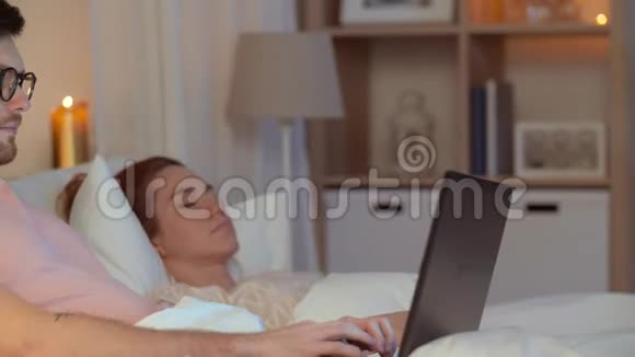有人在床上合上笔记本电脑关灯视频的预览图