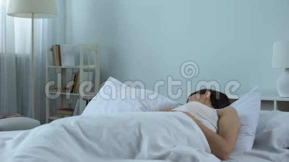 贴心的丈夫在床上为爱妻送上香浓的新鲜咖啡度蜜月视频的预览图