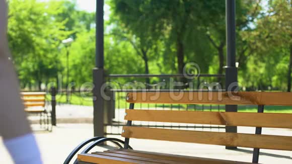 户外剧烈运动后肥胖妇女精疲力竭在长凳上休息片刻视频的预览图