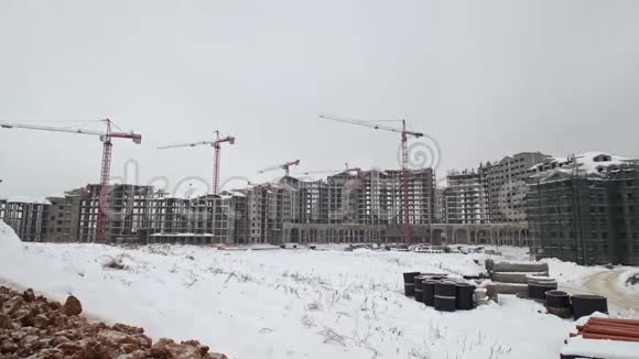 俄罗斯冬季建造住宅小区的时间视频的预览图