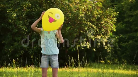 女孩玩气球视频的预览图