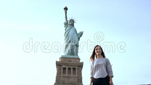 快乐兴奋成功的高加索女学生在美国自由女神像纪念碑上快乐地跳着慢动作视频的预览图