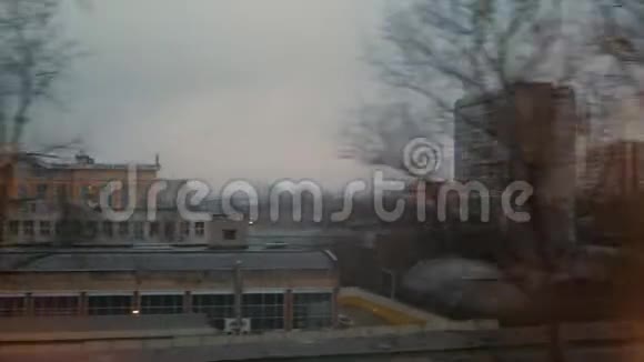 从火车的窗口望望夜晚的城市俄罗斯视频的预览图