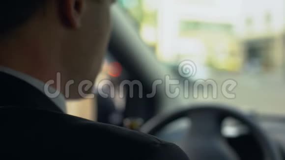 男子在车上喝啤酒在影响下驾驶血液酒精含量法视频的预览图