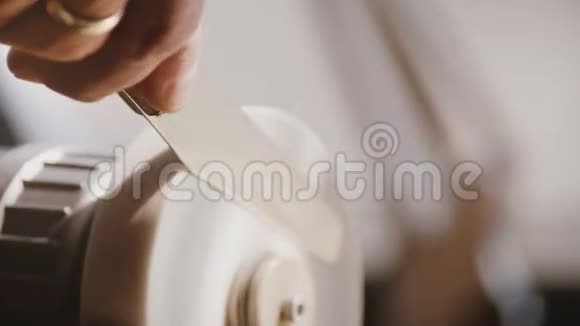 漂亮的特写镜头男工手磨老刀片使用固定的磨刀机床视频的预览图