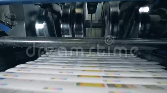 印刷办公室机器在自动化线上移动报纸视频的预览图