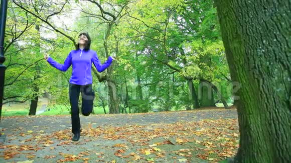 女人用跳绳做运动全高清机动滑块1080便士视频的预览图
