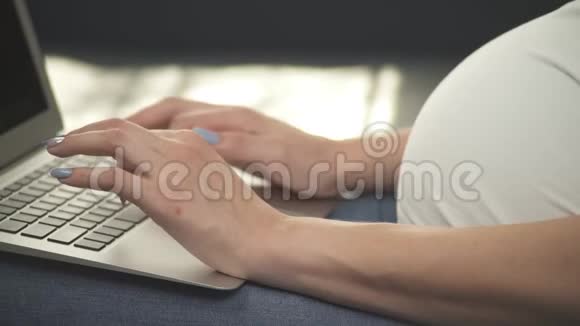 孕妇近景用手在笔记本电脑键盘上打字视频的预览图