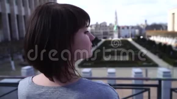 旅游女孩散步看比利时布鲁塞尔市的景点慢动作视频的预览图