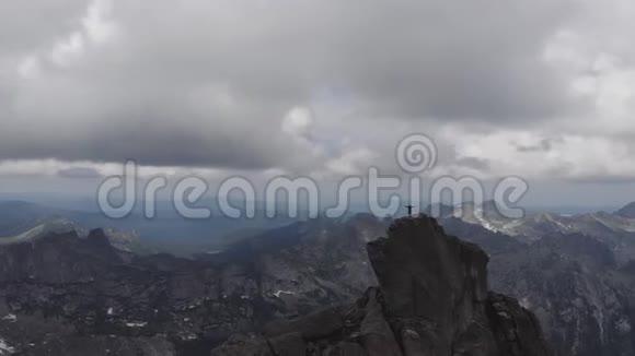 一个人站在山顶上视频的预览图