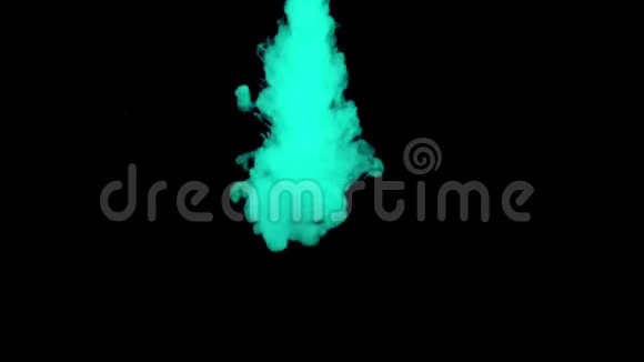真正的绿色油漆滴在水里墨水在水下旋转黑色背景上孤立的墨迹碰撞云视频的预览图