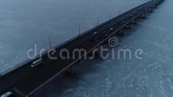 惊人的空中拍摄的迪尼普罗城宽冻结的河流和繁忙的桥梁乌克兰视频的预览图