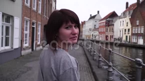 女孩走路看比利时布鲁日市的景点慢动作视频的预览图