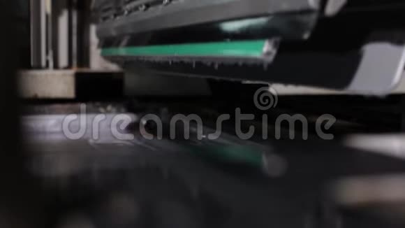 工业印刷机成品镀银漆视频的预览图