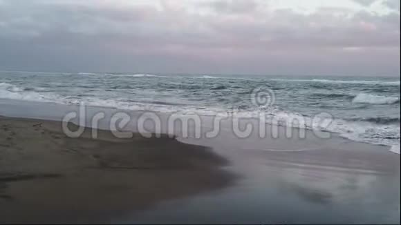 漫步避开冬天的海浪视频的预览图