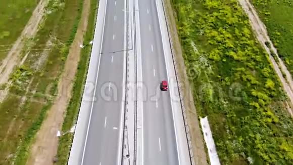 一辆红色复古汽车在道路或高速公路上行驶的空中景色高速公路上的车不多高视频的预览图