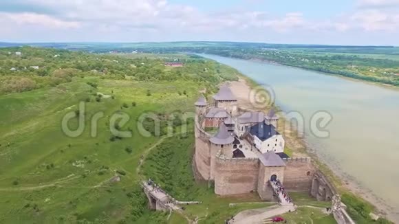 轨道拍摄显示了许多游客对霍廷堡垒的美好景色视频的预览图